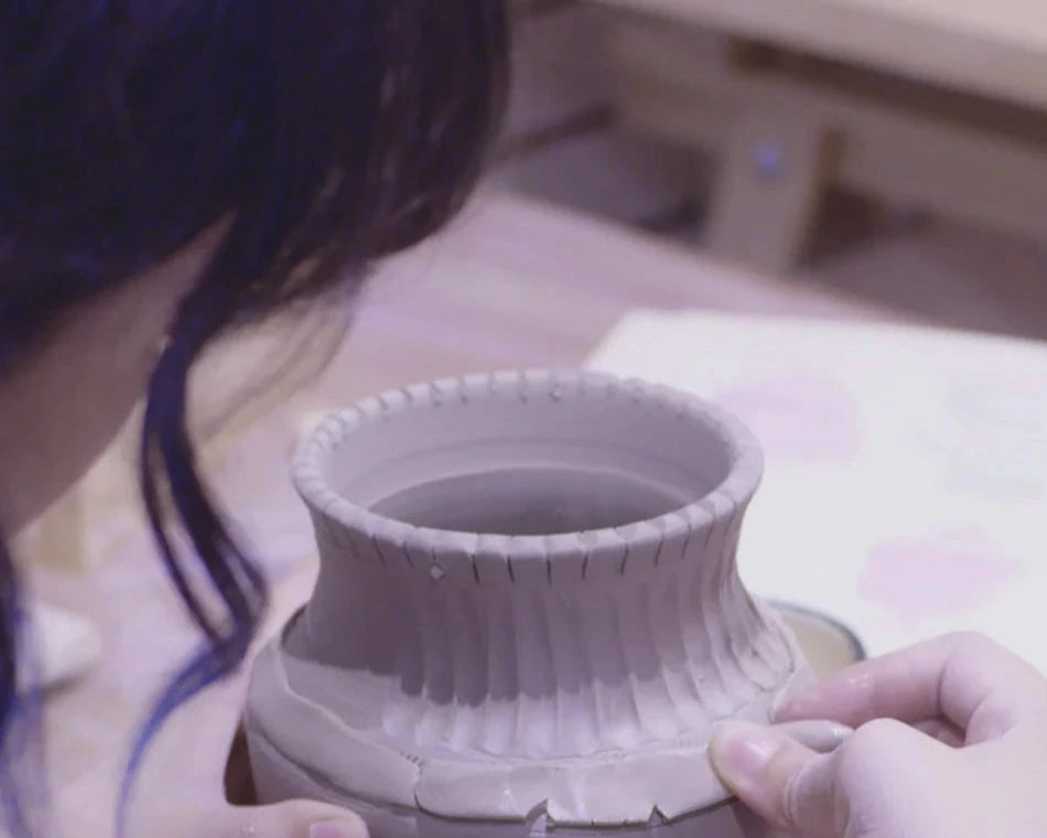 Artista en cerámica gres trabajando