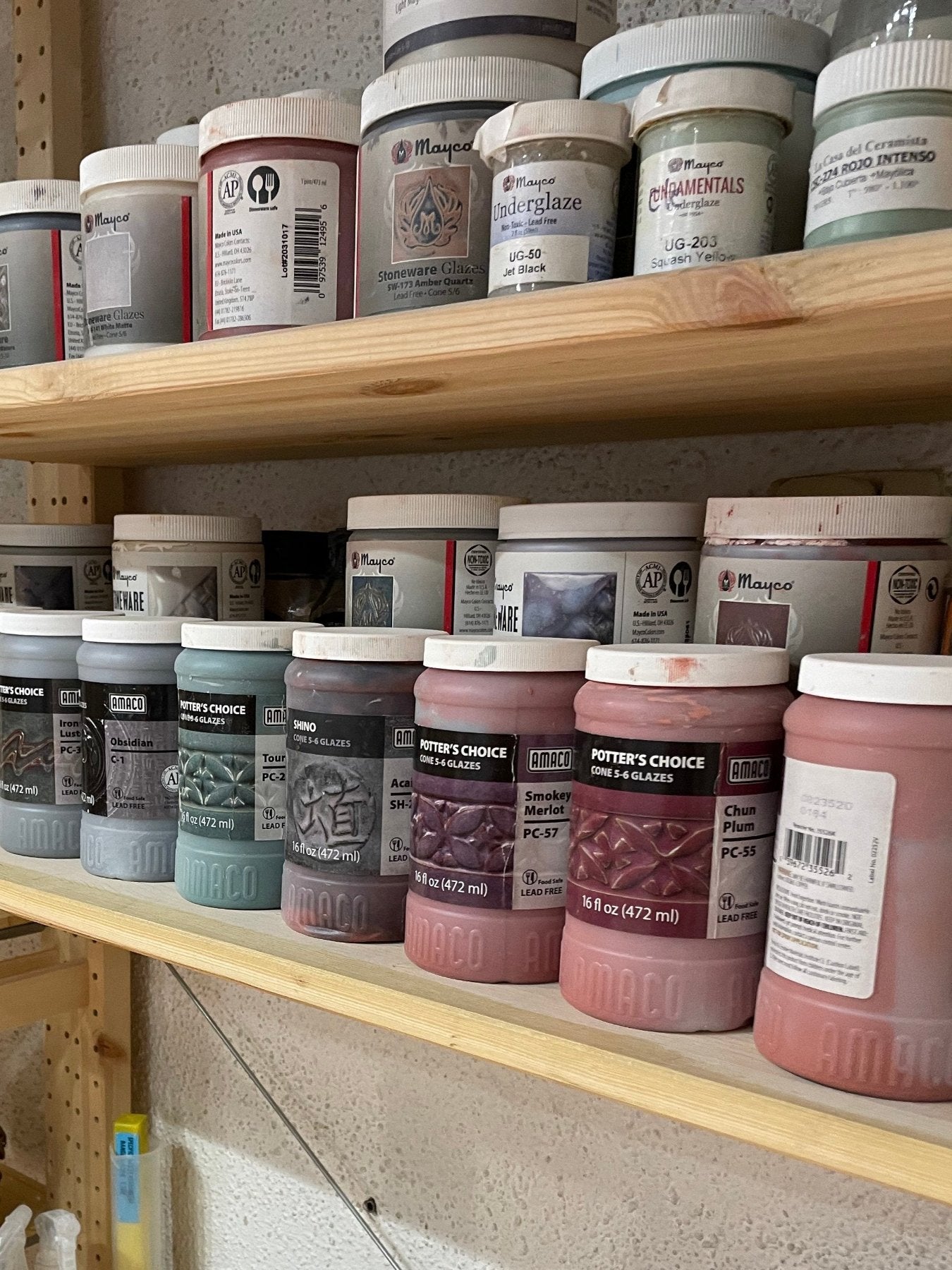 Materiales y esmaltes para curso de cerámica gres